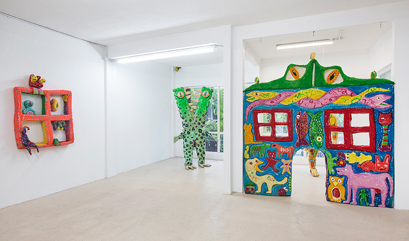 Installation view, MIRA at Roberto Paradise, Poncili Creación